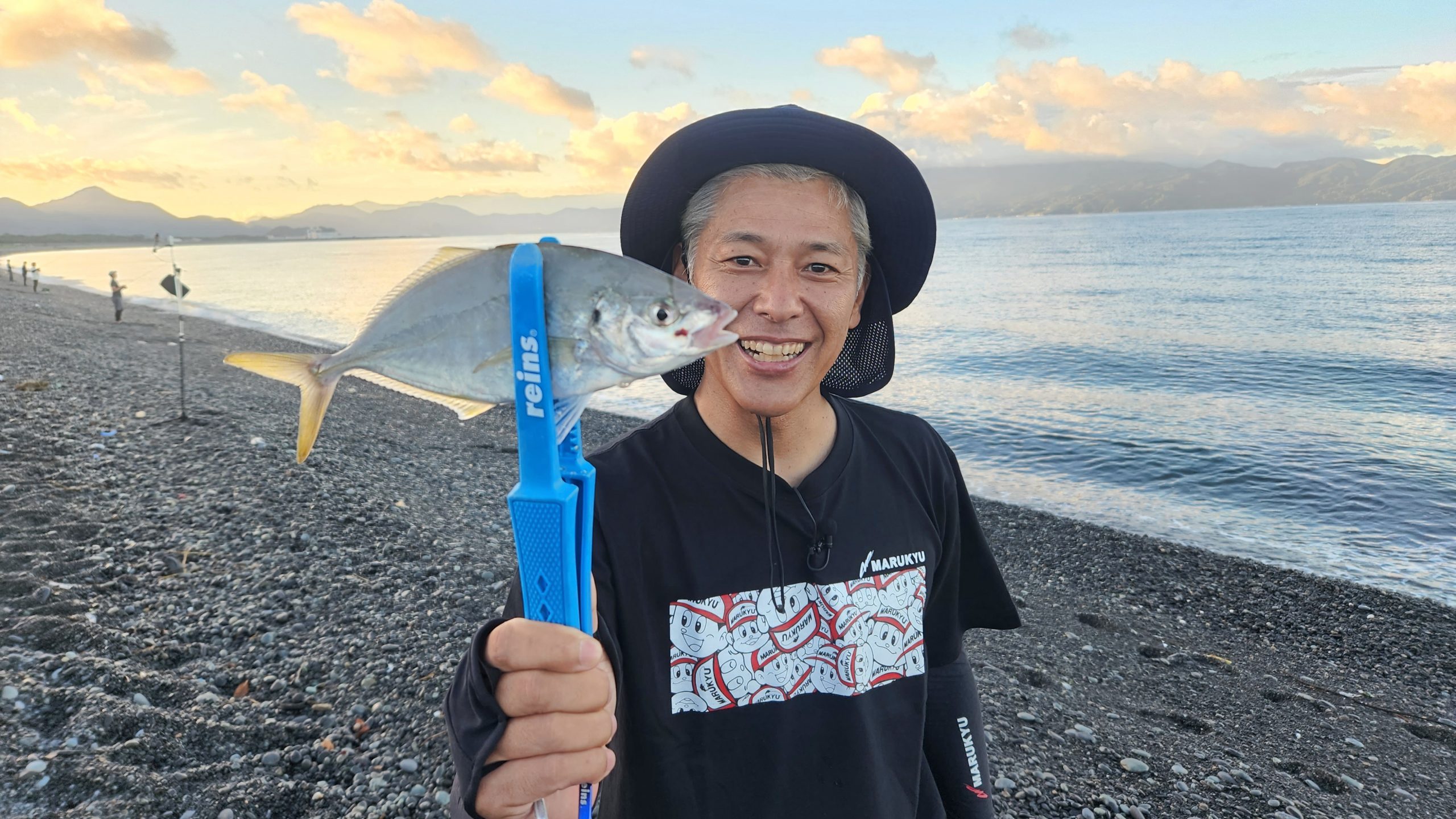 籠釣りならまかせろ！海岸から遠投！青魚の群れを狙う!