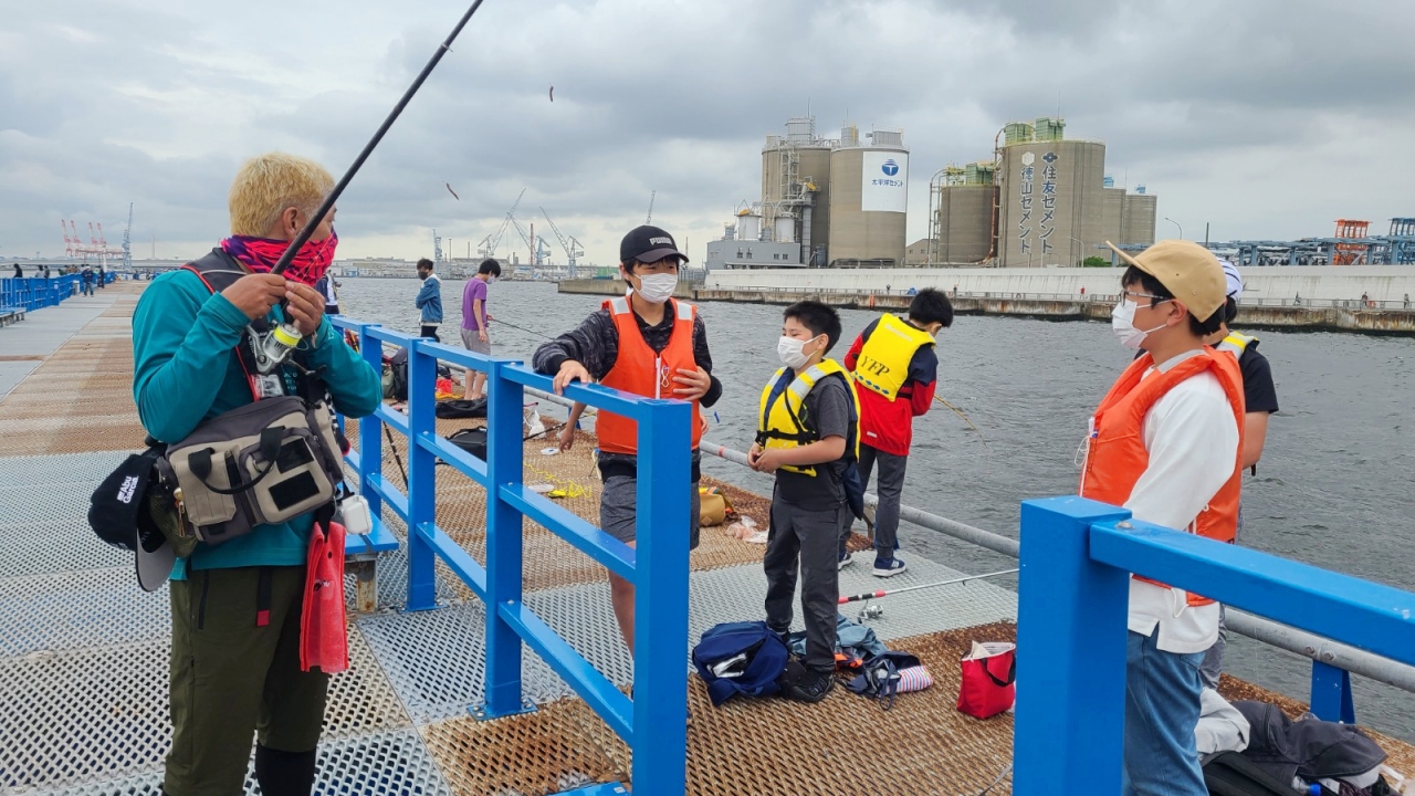 海づり施設で五目釣りならまかせろ！<br/>投げて落として多魚種GET！